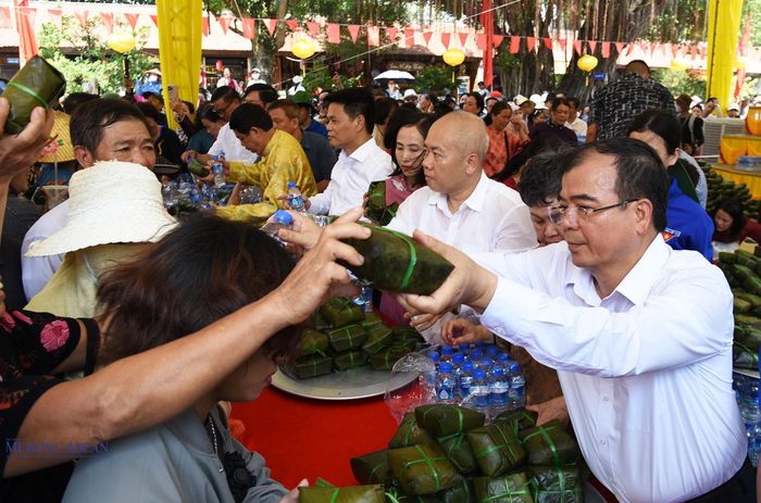 Lãnh đạo thành phố Hải Phòng; Ban tổ chức lễ hội phát lộc cho người dân và du khách tại sân đền Kiếp Bạc. Ảnh: Phùng Nguyện.