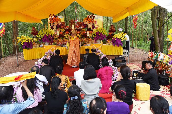 Đại diện Ban tổ chức lễ hội, các đại biểu và nhà sư thực hiện các nghi lễ giỗ Đức Thánh Trần trên núi Mâm Xôi. Ảnh: Phùng Nguyện.