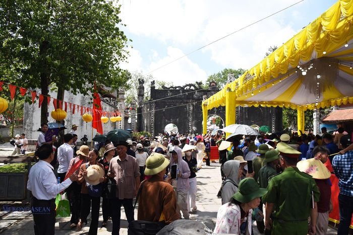 Đông đảo người dân và du khách đến nhận lộc. Ảnh: Phùng Nguyện.