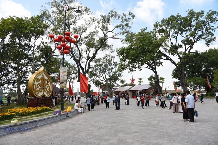 Đông đảo người dân và du khách đến với di tích quốc gia đặc biệt, di sản văn hóa thế giới Côn Sơn - Kiếp Bạc, sáng 30/9/2026. Ảnh: Phùng Nguyện.