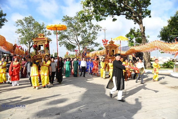 Trong đoàn rước có các đội kiệu, cờ, lọng, bát bửu, lân, rồng, cùng cỗ lễ, các loại bánh đặc trưng của địa phương. Ảnh: Phùng Nguyện.