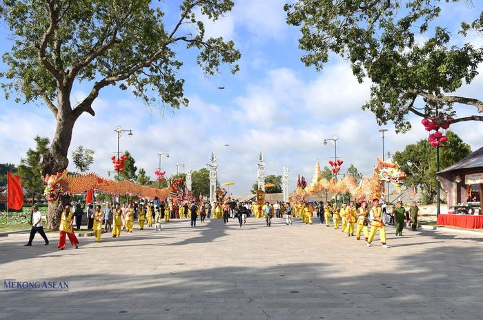 Trước đó, trong sáng nay, các đại biểu, người dân ở phường Trần Hưng Đạo thực hiện lễ rước bộ từ đền Nam Tào và đền Bắc Đẩu tiến về đền Kiếp Bạc. Ảnh: Phùng Nguyện.