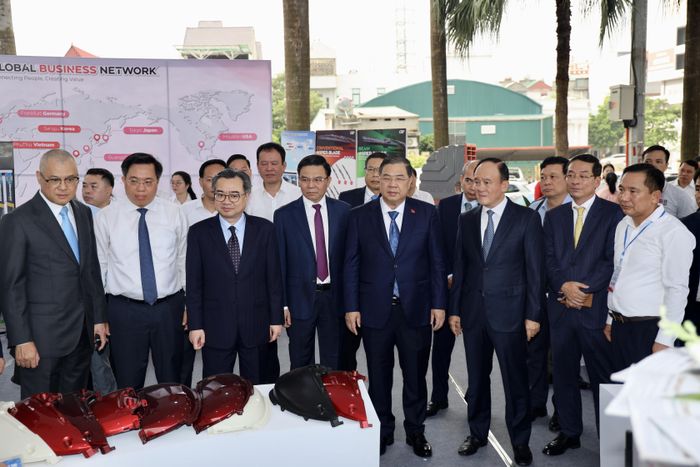 Trưởng Ban Chính sách, chiến lược Trung ương Nguyễn Thanh Nghị, Phó Thủ tướng Thường trực Chính phủ Phạm Gia Túc và các đại biểu tham quan gian trưng bày sản phẩm tại hội thảo. Ảnh: Ban Chính sách, chiến lược Trung ương.