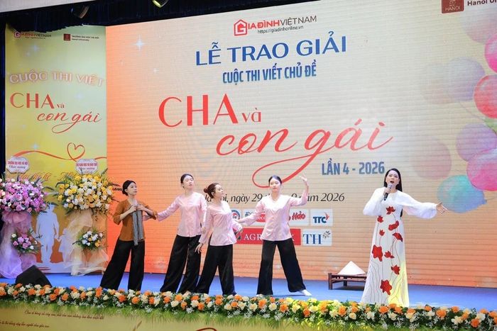 Phần kết hợp của các sinh viên Đại học Hà Nội giúp tiết mục thêm phần cảm xúc.