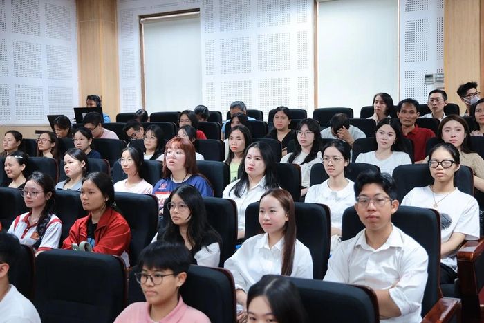 Hai ca khúc của Thiếu tá, ca sĩ Lương Nguyệt Anh đã mang đến hội trường nhiều cảm xúc.