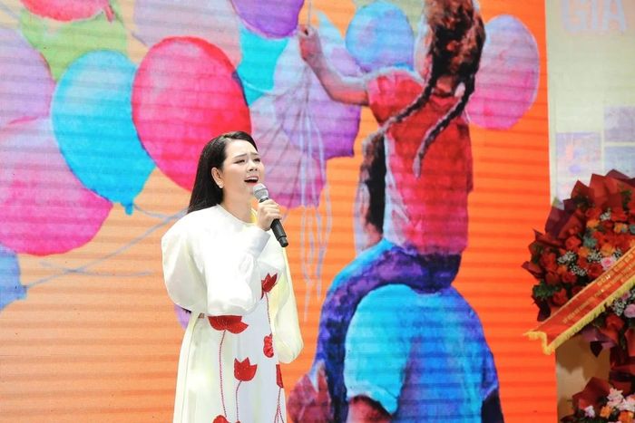 Thiếu tá, ca sĩ Lương Nguyệt Anh đã dẫn người nghe trở về với hình bóng người cha trong ký ức của mỗi người.