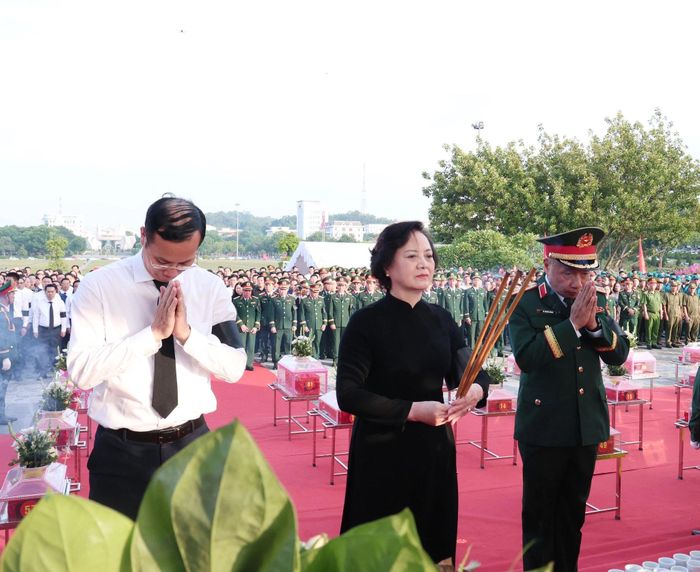 Phó Thủ tướng Phạm Thị Thanh Trà cùng lãnh đạo tỉnh Lào Cai thắp hương và truy điệu, an táng hài cốt liệt sĩ.