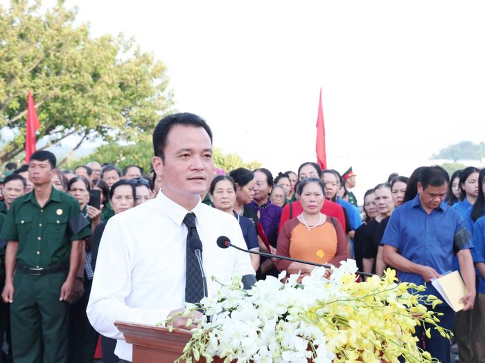 Phó Chủ tịch UBND tỉnh Giàng Quốc Hưng đọc lời điếu tại Lễ viếng, truy điệu, an táng 71 hài cốt liệt sĩ.