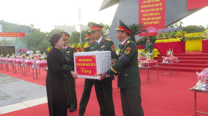 Phó Thủ tướng Phạm Thị Thanh Trà cùng lãnh đạo Quân khu 2 tặng quà cho Đội tìm kiếm, quy tập hài cốt liệt sĩ.