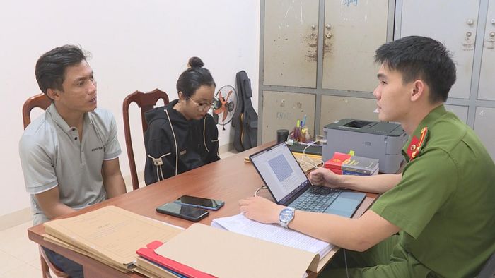 Hai đối tượng Nguyễn Văn Hòa và Trần Thị Ngọc Trâm khai nhận hành vi tại cơ quan điều tra. Ảnh BCA