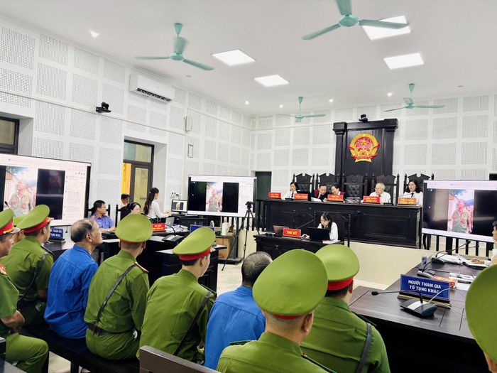 HĐXX xét xử sơ thẩm tuyên phạt ba bị cáo Tiếp, Hòa, Hùng tội “Gây rối trật tự công cộng”.