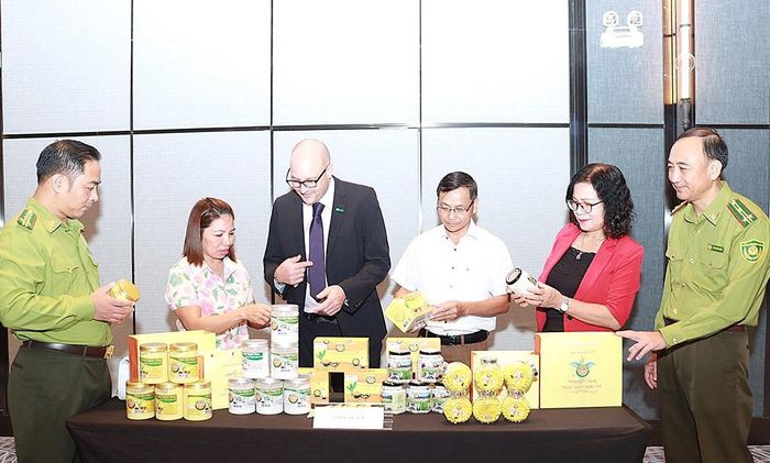 Các đại biểu tham quan sản phẩm nông nghiệp của hợp tác xã nằm trong vùng triển khai Dự án BLOOM.