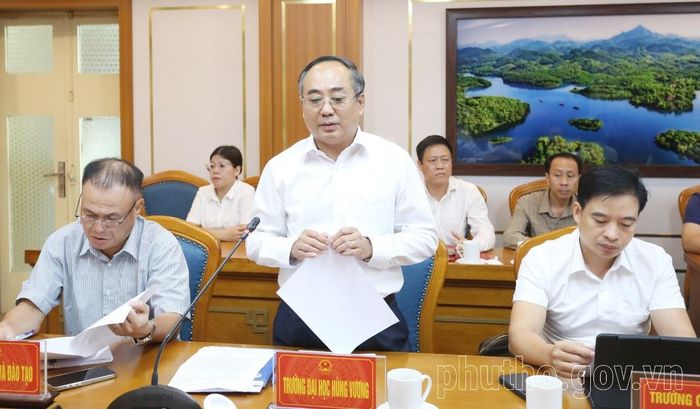 Hiệu trưởng Trường Đại học Hùng Vương Đỗ Khắc Thanh phát biểu tại hội nghị