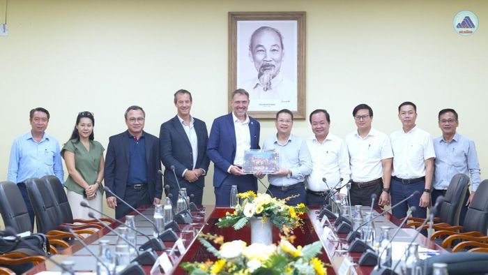 Ông JoeBen Bevirt - Nhà sáng lập, Tổng Giám đốc tập đoàn Joby Aviation (Hoa Kỳ) vừa có chuyến thăm và làm việc với chính quyền thành phố Đà Nẵng để tìm hiểu cơ hội đầu tư trong lĩnh vực hàng không công nghệ cao