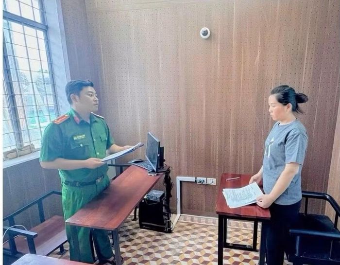 Cơ quan điều tra tống đạt quyết định khởi tố các bị can.