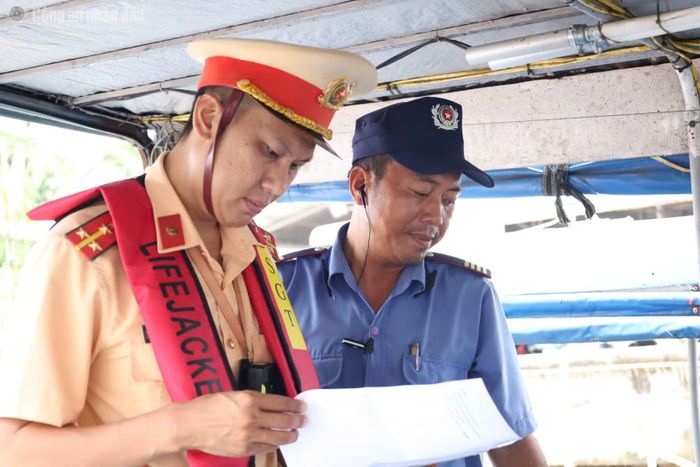 Phòng CSGT kiểm tra chặt chẽ người điều khiển và phương tiện nhằm ngăn ngừa nguy cơ xảy ra tai nạn.