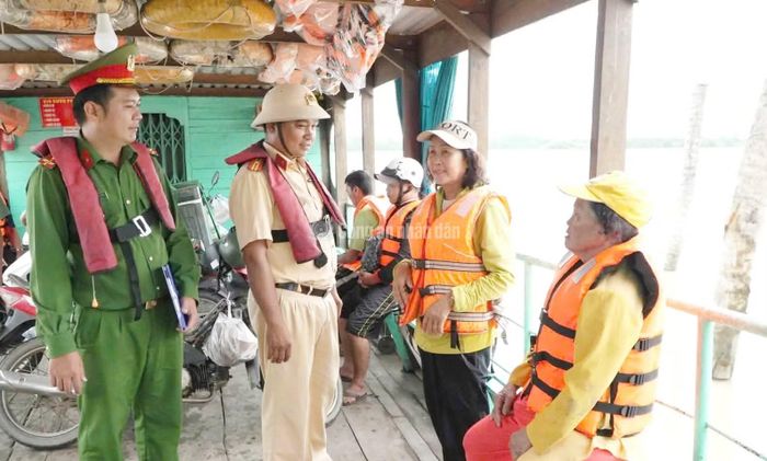 Phòng CSGT phối hợp kiểm tra điều kiện hoạt động đối với các phương tiện thủy nội địa.