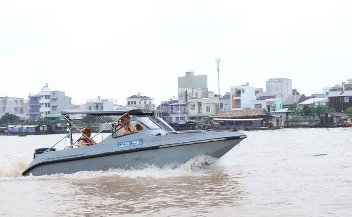 Cán bộ, chiến sĩ CSGT Công an TP Cần Thơ bám luồng, bám tuyến, giữ an toàn trên các tuyến sông.