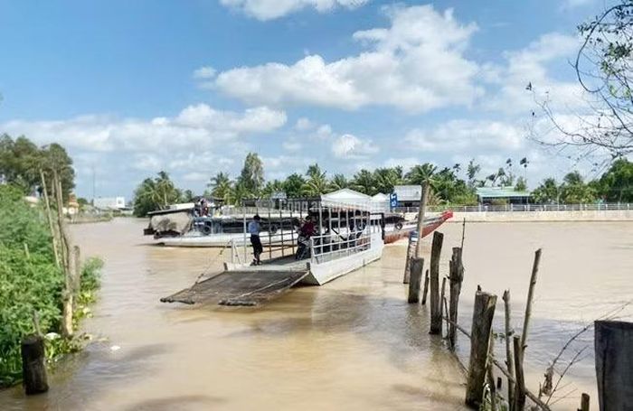 Phương tiện vận tải hành khách ngang sông hoạt động trên địa bàn phường Ô Môn (TP Cần Thơ).