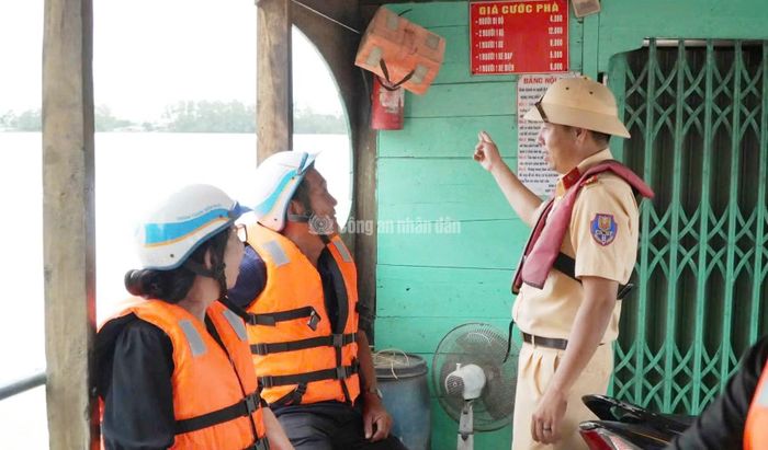 Cán bộ Phòng CSGT Công an TP Cần Thơ tuyên truyền các quy định về an toàn giao thông thủy cho hành khách đi phà.