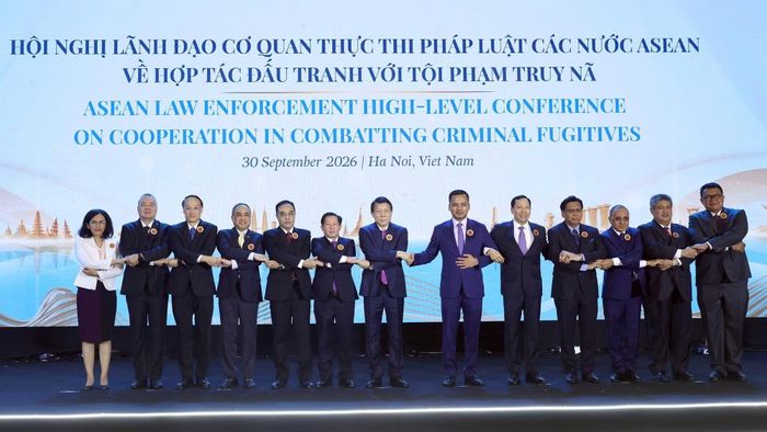 Bộ trưởng Lương Tam Quang với trưởng đoàn các nước ASEAN tại hội nghị.