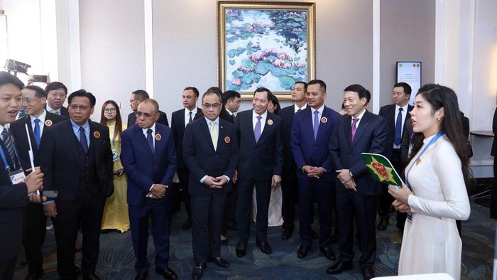 Bộ trưởng Lương Tam Quang với các đại biểu tham quan triển lãm bên lề hội nghị.