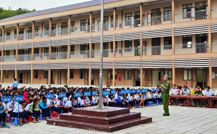 Cán bộ Công an xã Avương truyền đạt kiến thức pháp luật cho học sinh tại buổi tuyên truyền.