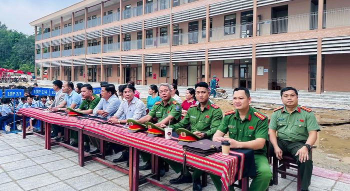Lực lượng Công an xã Avương và Ban Giám hiệu Trường Phổ thông nội trú Tiểu học và Trung học cơ sở Avương tại buổi tuyên truyền.