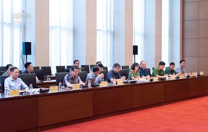 Các đại biểu dự phiên họp.