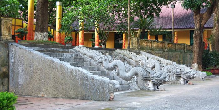 Bậc thềm rồng đá còn sót lại của điện Kính Thiên đã được công nhận Bảo vật Quốc gia.