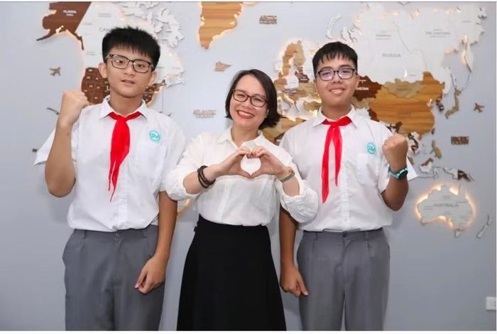 Lê Trường Vĩ (trái), Trần Minh Quân (phải) cùng cô giáo chủ nhiệm Đặng Thị Thùy Nga, người hướng dẫn đội GV2-HSRL-01.