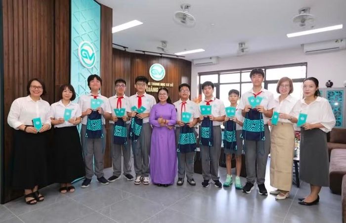 Nhà giáo Phạm Thị Hương Giang, Hiệu trưởng Trường THCS Giảng Võ 2, cùng các giáo viên Tổ Tự nhiên 2 và học sinh các đội tuyển tham dự WRO 2026.
