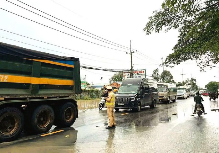 Nước ngập đường ảnh hưởng đến các phương tiện lưu thông.