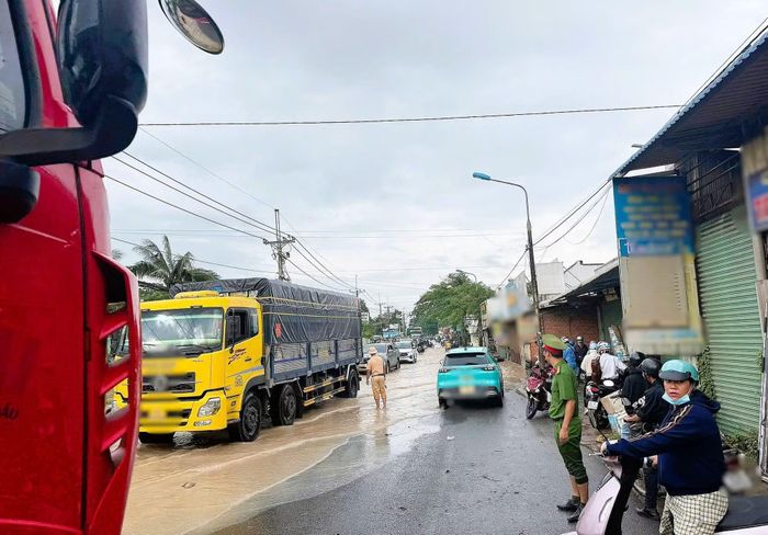 CSGT cùng Công an địa phương điều tiết giao thông khu vực đường bị ngập nước.