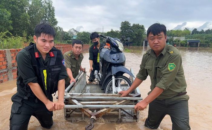 Công an phường Long Thành hỗ trợ đưa phương tiện của người dân qua khu vực nước ngập.