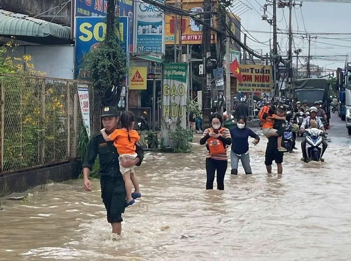 CBCS Công an phường Long Thành cùng các lực lượng tại cơ sở trực tiếp xuống địa bàn hỗ trợ bà con.