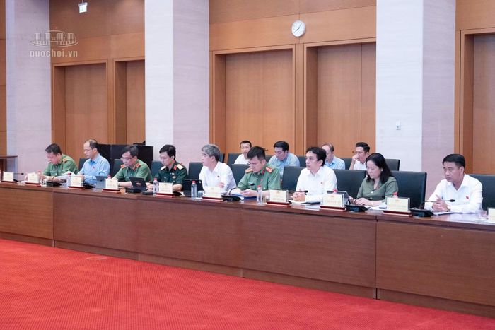 Các đại biểu dự phiên họp.