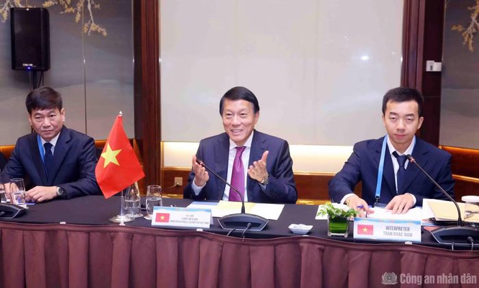 Bộ trưởng Lương Tam Quang bày tỏ vui mừng trước những kết quả tích cực trong quan hệ hợp tác giữa Bộ Công an Việt Nam và Bộ Nội vụ Campuchia thời gian qua.
