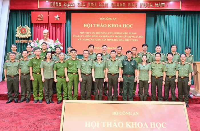 Các đại biểu dự hội thảo chụp ảnh lưu niệm.