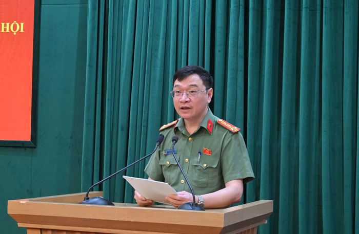 Đại tá Nguyễn Hồng Sơn, Viện trưởng Viện Lý luận Công an, Cục Khoa học, chiến lược và lịch sử Công an phát biểu tại hội thảo.