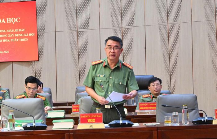 Các đại biểu tham luận tại hội thảo.