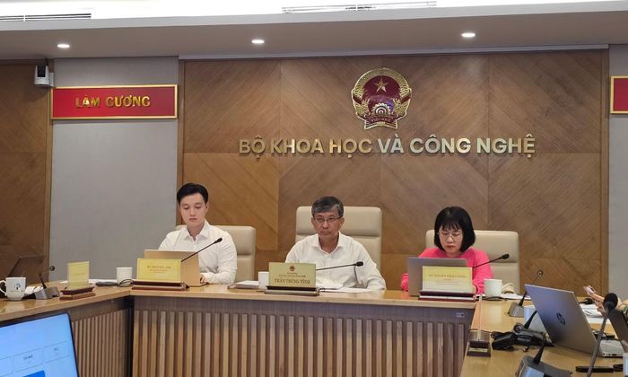 Thứ trưởng Bộ Khoa học Công nghệ Trần Trung Tính chủ trì buổi họp báo.
