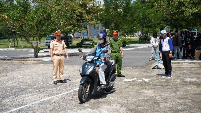Trang bị kỹ năng lái xe an toàn cho học sinh tại các trường học.
