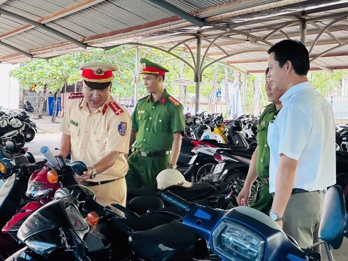 Lực lượng CSGT và Công an xã, phường phối hợp cùng nhà trường tổ chức kiểm tra, rà soát xe không đủ điều kiện tham gia giao thông và độ chế trong nhà trường.