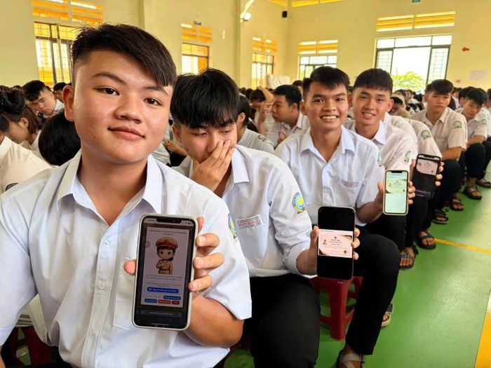 Học sinh hưởng ứng cài đặt ứng dụng hướng dẫn lái xe an toàn khi tham gia giao thông.