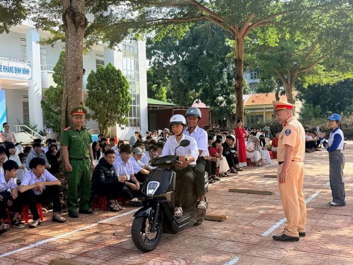 Hướng dẫn học sinh đi đúng, điều khiển xe an toàn khi tham gia giao thông.