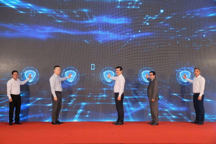 Các đại biểu bấm nút phát động cuộc thi.