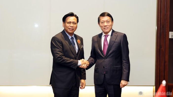 Bộ trưởng Lương Tam Quang và ngài Dato Seri Setia Awang Haji Sufian bin Haji Sabtu.