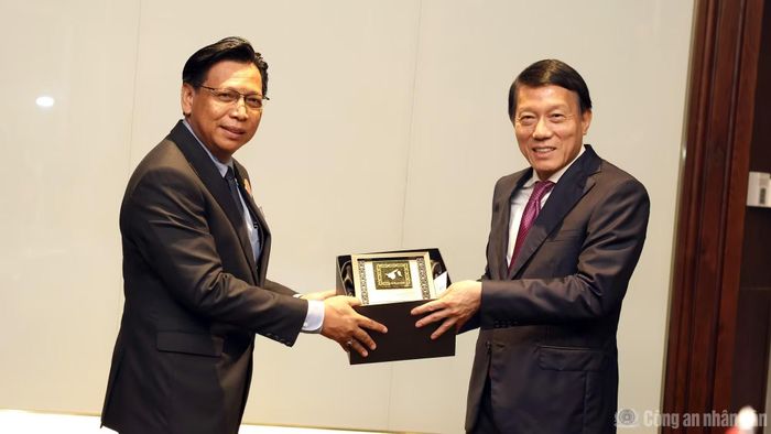 Ngài Dato Seri Setia Awang Haji Sufian bin Haji Sabtu tặng quà lưu niệm Bộ trưởng Lương Tam Quang.