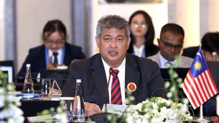 Trưởng đoàn Việt Nam và Trưởng đoàn Malaysia trình bày báo cáo tại phiên họp.